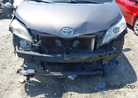 2015 Toyota Sienna Xle Premium 8 Passenger z USA, uszkodzony, nr VIN 5TDYK3DC2FS659691